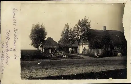 Foto Ak Polen, Bauernhof, Soldaten, Bauernhaus