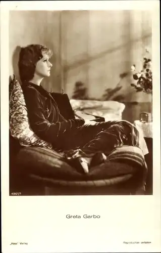 Ak Schauspielerin Greta Garbo, Portrait, sitzend