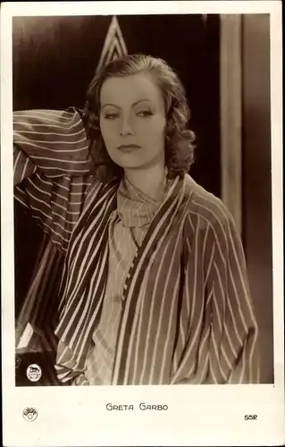 Ak Schauspielerin Greta Garbo, Portrait, Streifenbluse