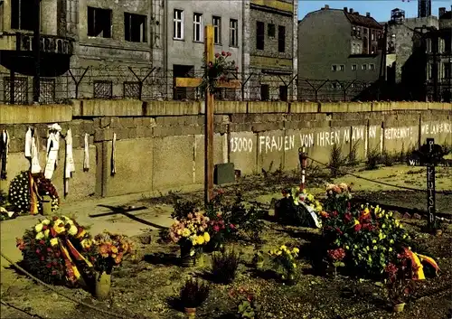 Ak Berlin Mitte, Berliner Mauer, Mahnmal Peter Fechter am Checkpoint Charlie