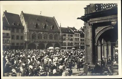 Ak Freiburg im Breisgau, Kaufhaus, Menschenmenge auf Platz
