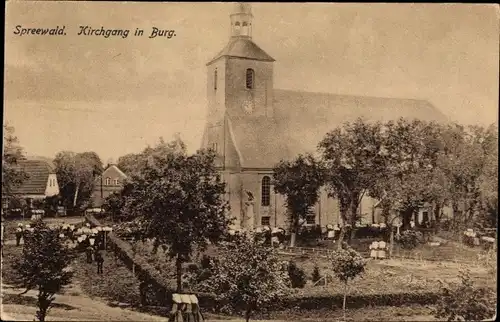 Ak Burg im Spreewald, Kirchgang