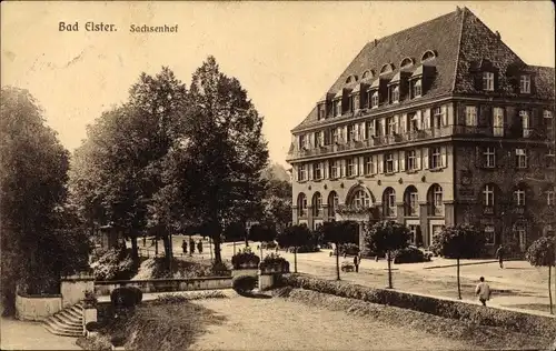 Ak Bad Elster im Vogtland, Sachsenhof, Gesamtansicht, Straßenseite, Park, Passanten