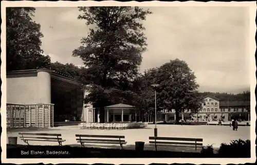 Ak Bad Elster im Vogtland, Badeplatz, Bühne, Parkbänke