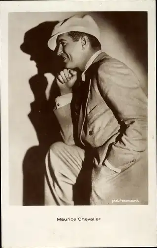 Ak Schauspieler Maurice Chevalier, Seitenportrait im Anzug mit Hut, Paramount