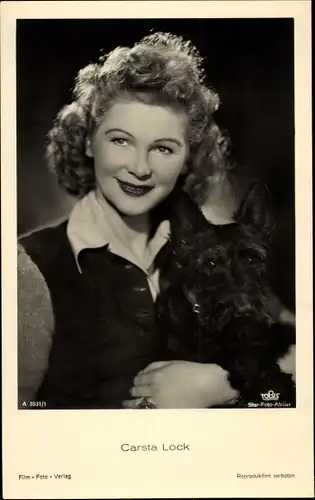 Ak Schauspielerin Carsta Löck, Portrait mit schwarzem Terrier