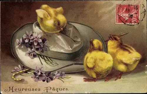 Präge Ak Glückwunsch Ostern, Küken auf einem Hut, Veilchen