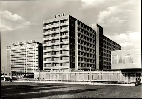 Ak Hansestadt Rostock, Haus der Schifffahrt und Interhotel Warnow