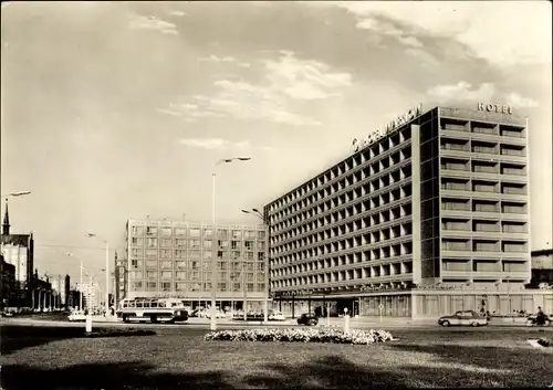 Ak Rostock, Straßenpartie am Interhotel Warnow, Restaurant