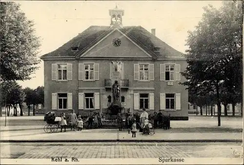 Ak Kehl am Rhein Ortenaukreis, Anwohner vor der Sparkasse, Denkmal, Kinderwagen