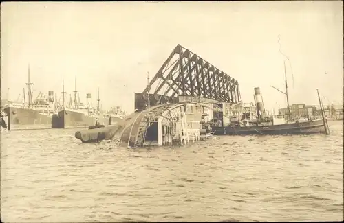 Foto Ak Hamburg Mitte St. Pauli, Hafen, gekentertes Schiff