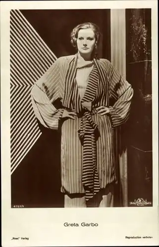 Ak Schauspielerin Greta Garbo, Portrait, gestreiftes Kleid