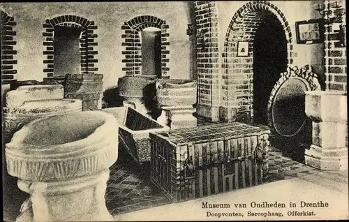 Ak Drenthe Niederlande, Museum van Oudheden, Doopvonten, Sarcophaag, Offerkist