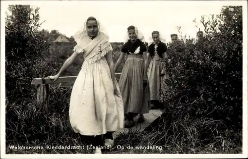 Ak Zeeland Niederlande, Walchersche Klederdracht, Op de wandeling