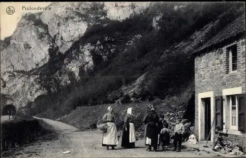 Ak Profondeville Wallonien Namur, Frauen und Kinder in Trachten vor Haus