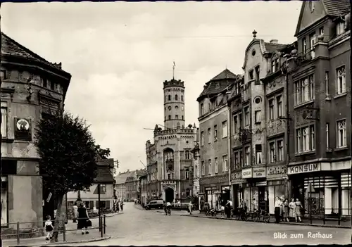 Ak Meuselwitz im Kreis Altenburger Land, Blick zum Rathaus, Straßenpartie, Konsum