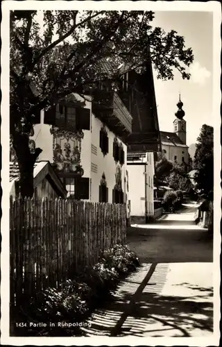 Ak Ruhpolding in Oberbayern, Straßenpartie, Kirche