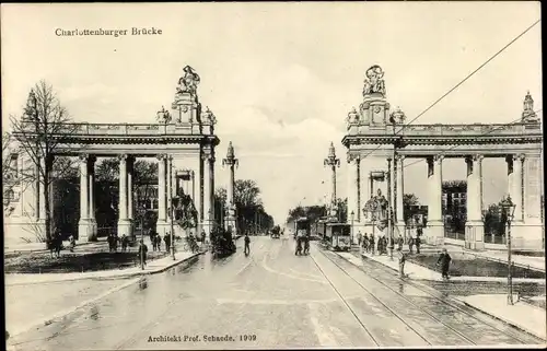Ak Berlin Charlottenburg, Charlottenburger Brücke, Statuen, Passanten