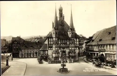 Ak Wernigerode am Harz, Marktplatz mit Rathaus, Brunnen, Fachwerkhäuser