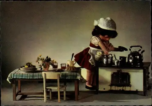 Ak Puppe in einer Puppenküche, Herd, Käthe Kruse