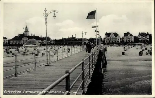 Ak Świnoujście Swinemünde Pommern, Strand und Brücke