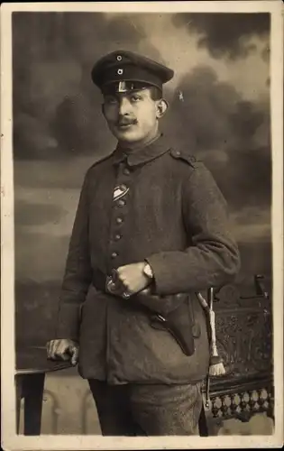 Foto Ak Deutscher Soldat in Uniform, Standportrait