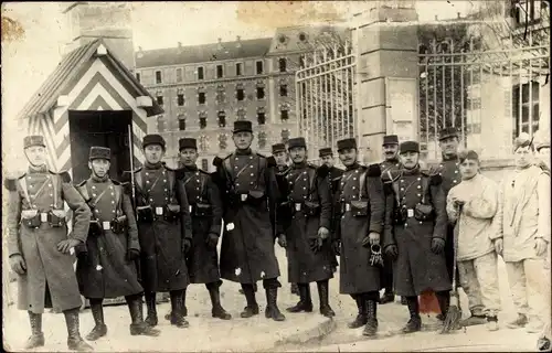 Foto Ak Saint Mihiel Meuse, Kaserne, Franz. Wachen