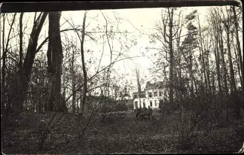 Foto Ak Gipcy Allier, Schlosspark, Soldaten