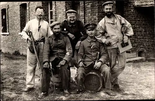 Foto Ak Soldaten in Uniform, Gruppenbild