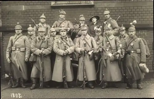 Foto Ak Soldaten in Uniform, Standportrait, Gruppenbild