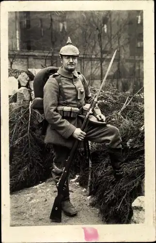 Foto Ak Soldat in Uniform, Standportrait, Franz. Front