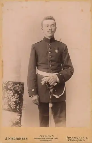 Foto Deutscher Soldat in Uniform, Standportrait, Fotograf J. Kindermann, Frankfurt/Oder