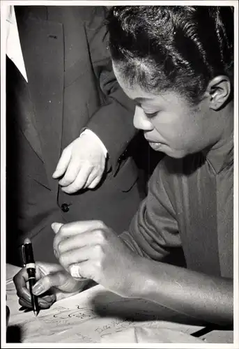 Foto Jazz Club Berlin 50er Jahre, Sängerin Sarah Vaughan, Autogramme schreibend