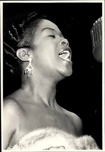 Foto Jazz Club Berlin 50er Jahre, Sängerin Sarah Vaughan, Mikrofon