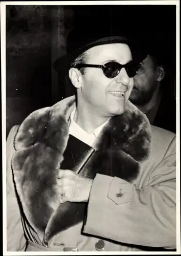 Foto Jazz Club Berlin 50er Jahre, Bill Harris, Posaunist, Mantel, Pelzkragen, Sonnenbrille