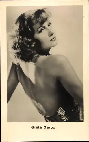 Ak Schauspielerin Greta Garbo, Portrait, schulterfreies Kleid