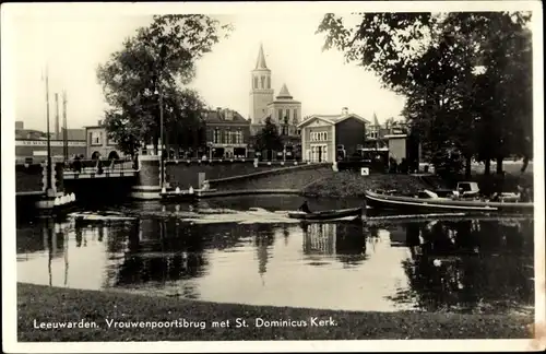 Ak Leeuwarden Friesland Niederlande, Vrouwenpoortsbrug met St. Dominicus Kerk