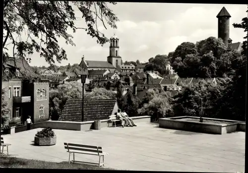 Ak Auerbach im Vogtland Sachsen, Blick auf Kirche, Platz, Sitzbänke