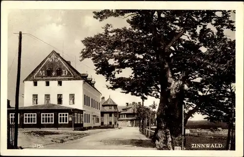 Ak Zinnwald Georgenfeld Altenberg im Erzgebirge, Straßenpartie, Gebäude, Außenansicht