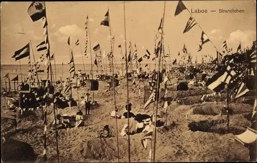 Ak Ostseebad Laboe, Strandleben, Fahnen, Badegäste