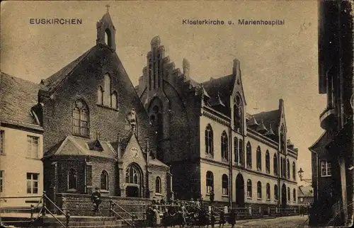 Ak Euskirchen Nordrhein Westfalen, Klosterkirche und Marienhospital, Passanten