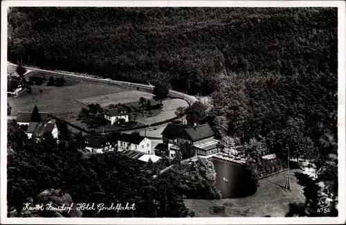 Ak Jonsdorf im Zittauer Gebirge, Das Hotel Gondelfahrt umgeben von Wald