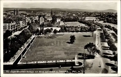 Ak Wiesbaden in Hessen, Reisinger Brunnenanlage mit Blick auf Stadt und Taunus