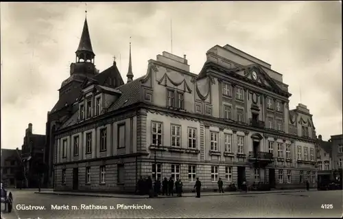 Ak Güstrow in Mecklenburg, Markt mit Rathaus und Pfarrkirche