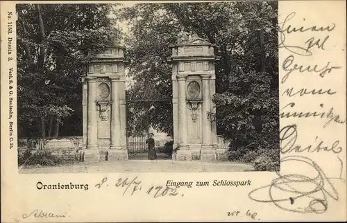 Ak Oranienburg in Brandenburg, Eingang zum Schlosspark, Dame