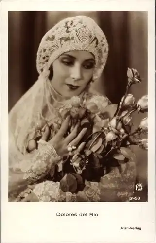Ak Schauspielerin Dolorès del Rio, Portrait mit Rosenstrauß, Spitzengewand, Fox 5453