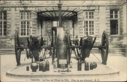 Ak Verdun, La Cour de l'Hotel de Ville, Obus de 420 allemand