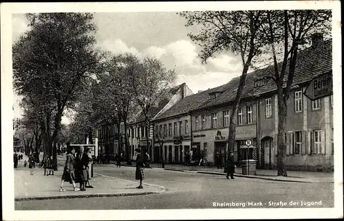 Ak Rheinsberg in Brandenburg, Blick auf den Markt und die Straße der Jugend