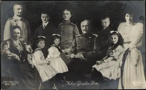 Ak Das sächsische Königshaus, Friedrich August III. mit Familie