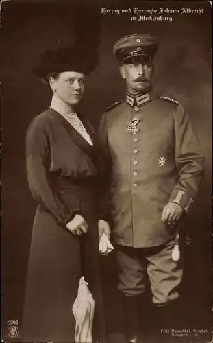 Ak Herzog Johann Albrecht und Herzogin Elisabeth zu Mecklenburg Schwerin, Portrait, Eisernes Kreuz